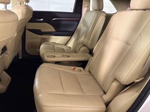 Used 2014 Toyota Highlander Limited Platinum image 11
