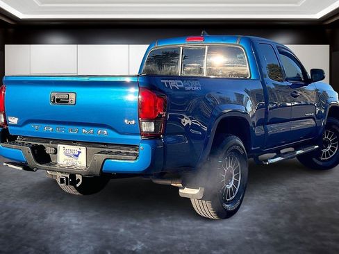 Used 2018 Toyota Tacoma TRD Sport image 2