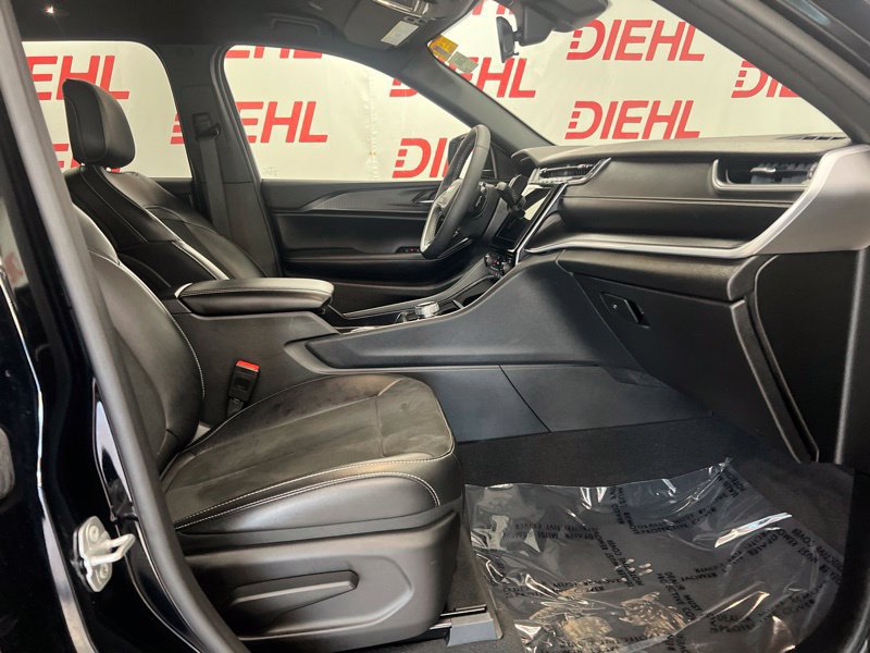 Used 2025 Jeep Grand Cherokee Altitude AWD/4WD image 13
