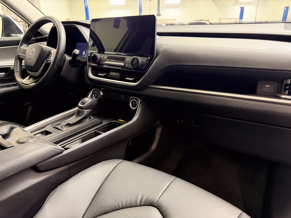 Used 2025 Toyota Grand Highlander AWD image 12