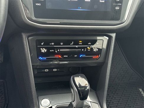 Used 2022 Volkswagen Tiguan SE w/ Panoramic Sunroof Package image 17