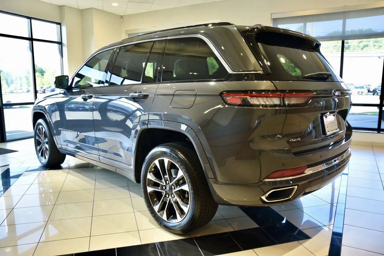 Used 2022 Jeep Grand Cherokee Overland AWD/4WD image 4