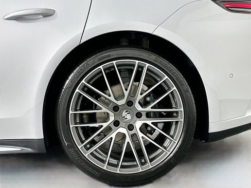 Certified 2026 Porsche Panamera image 12