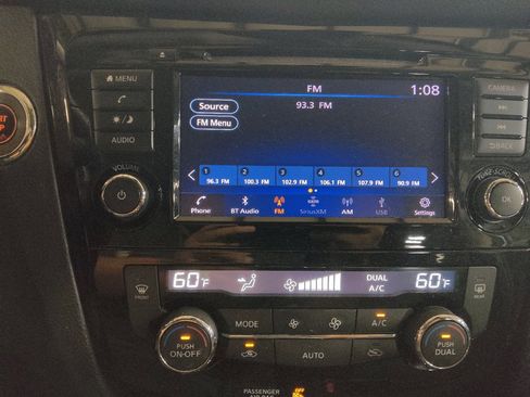 Used 2020 Nissan Rogue SV FWD image 25