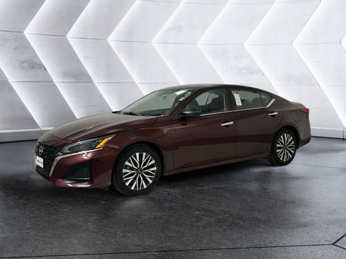 Used 2024 Nissan Altima 2.5 SV FWD image 3