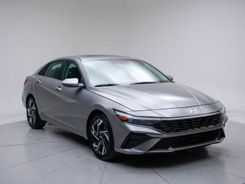 Used 2025 Hyundai Elantra SEL image 9