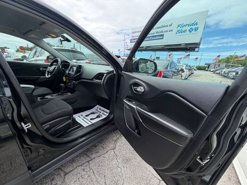 Used 2019 Jeep Cherokee Latitude w/ Popular Appearance Group FWD image 20