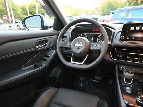 Used 2023 Nissan Rogue SV w/ SV Premium Package image 15