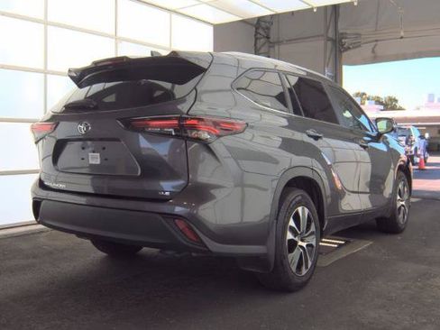 Used 2024 Toyota Highlander XLE FWD image 2
