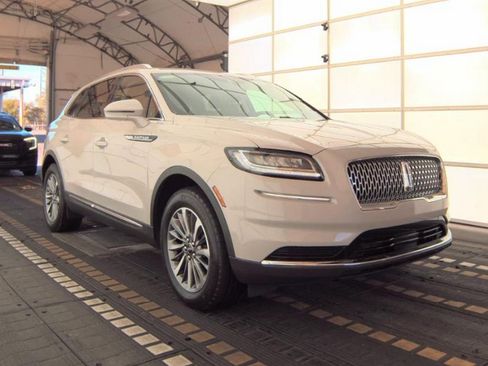 Used 2022 Lincoln Nautilus FWD w/ Premium Package image 4