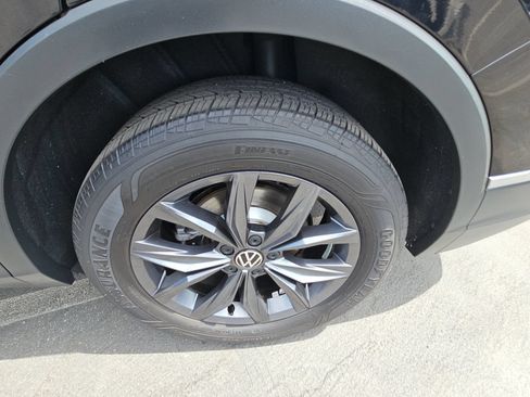 Used 2023 Volkswagen Tiguan SE w/ Panoramic Sunroof Package FWD image 32
