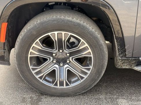 Used 2024 Jeep Wagoneer Series II w/ Flexible Seating Group image 10