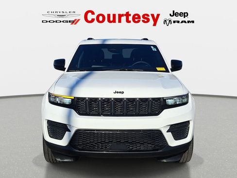 Used 2023 Jeep Grand Cherokee Altitude AWD/4WD image 8
