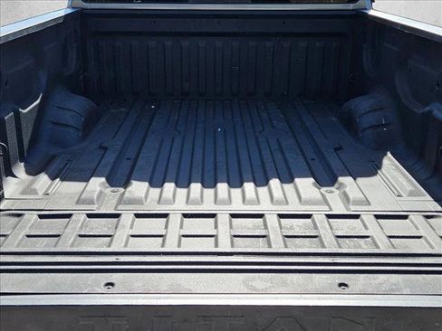 Used 2017 Nissan Titan SV image 6