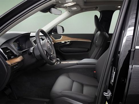 Certified 2025 Volvo XC90 T8 Plus w/ Protection Package Premier image 15