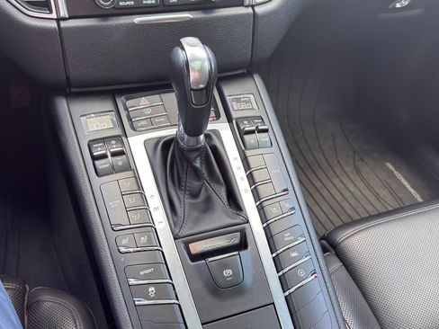 Used 2018 Porsche Macan AWD/4WD image 23