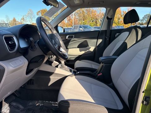 Used 2024 Hyundai Venue SEL image 9