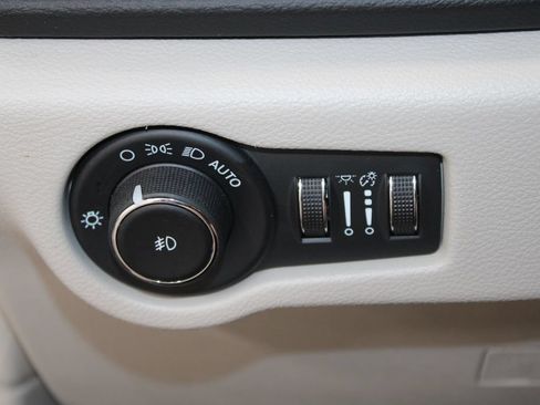 Used 2024 Chrysler Pacifica Touring-L FWD image 40