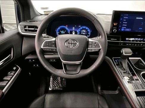 Used 2025 Toyota Sienna XSE FWD image 6
