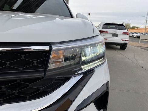 Used 2022 Volkswagen Taos SE w/ Panoramic Sunroof Package image 8