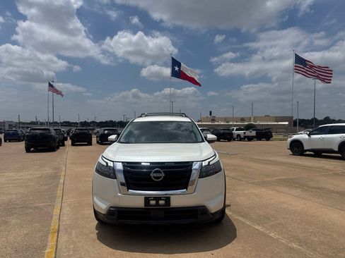 Certified 2023 Nissan Pathfinder SV w/ Lighting Package (N92) FWD image 5