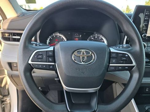 Used 2022 Toyota Highlander L FWD image 23