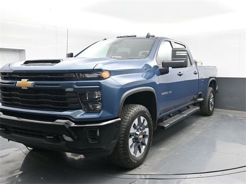 Used 2024 Chevrolet Silverado 2500 Custom w/ Custom Value Package image 10