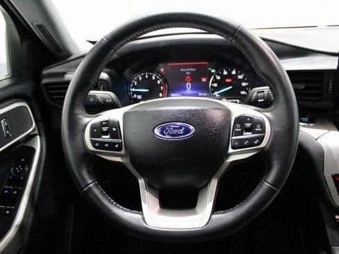 Used 2023 Ford Explorer XLT image 4