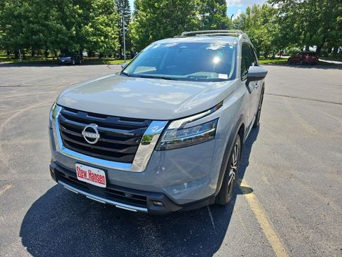 Used 2024 Nissan Pathfinder Platinum AWD/4WD image 2
