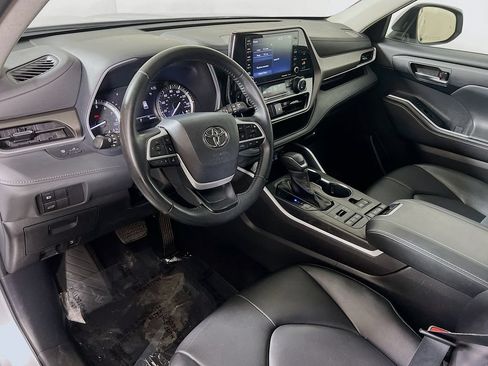 Used 2022 Toyota Highlander XLE AWD/4WD image 9