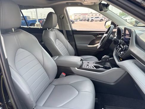 Used 2023 Toyota Highlander XLE AWD/4WD image 13