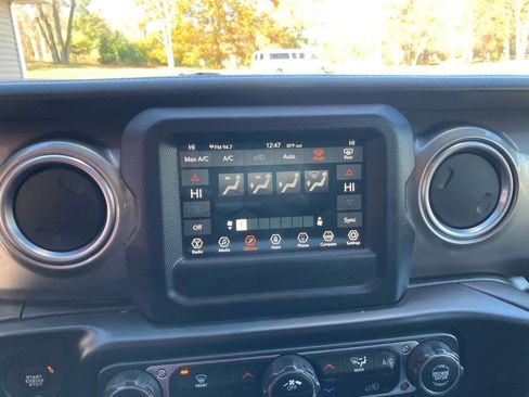 Used 2020 Jeep Wrangler Unlimited Sahara image 17