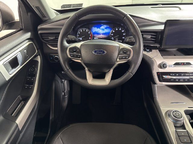 Used 2024 Ford Explorer XLT AWD/4WD image 25