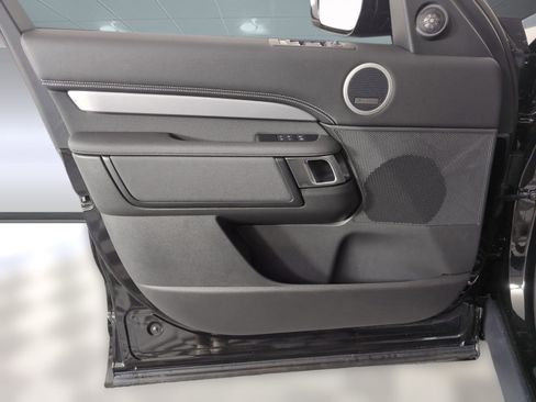 Used 2025 Land Rover Discovery Dynamic SE image 18