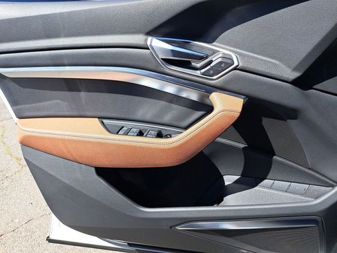 Used 2024 Audi Q8 e-tron Premium Plus image 30