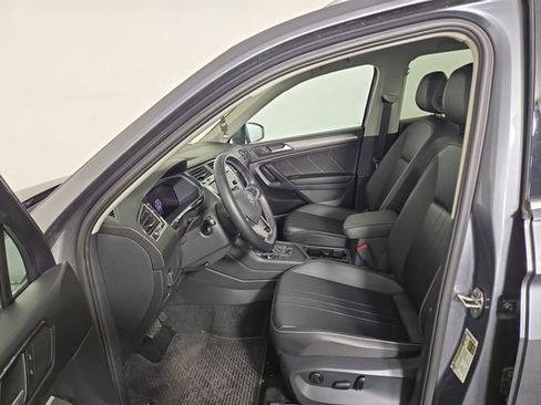 Used 2024 Volkswagen Tiguan SE w/ Panoramic Sunroof Package FWD image 14