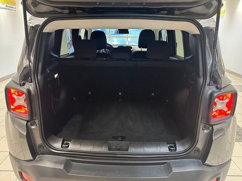 Used 2018 Jeep Renegade Latitude AWD/4WD image 15
