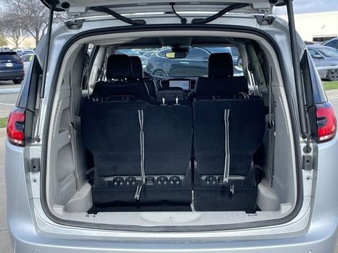 Used 2024 Chrysler Pacifica Touring-L image 27