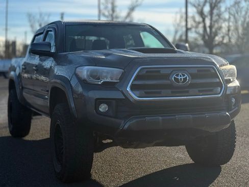 Used 2017 Toyota Tacoma TRD Sport image 7