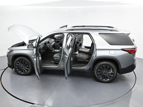 Used 2023 Chevrolet Traverse RS FWD image 38