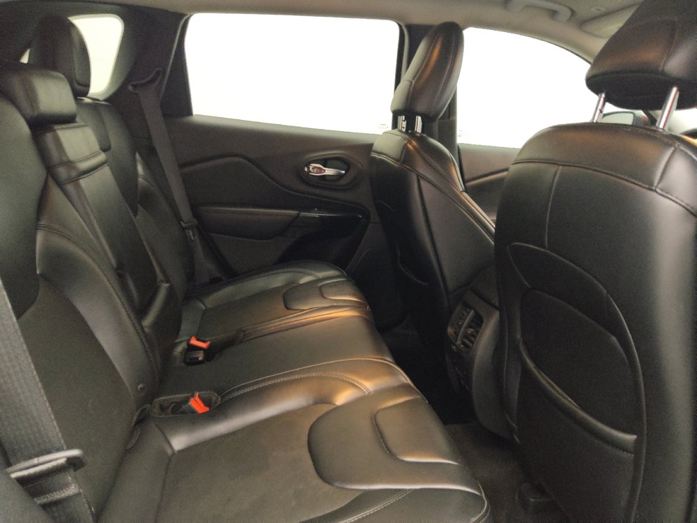Used 2019 Jeep Cherokee Latitude Plus FWD image 19