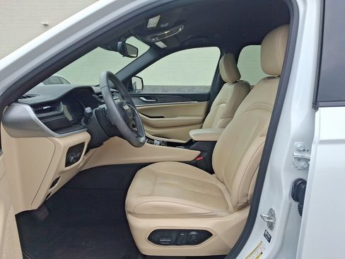 Used 2023 Jeep Grand Cherokee L Limited w/ Black Appearance Package AWD/4WD image 15