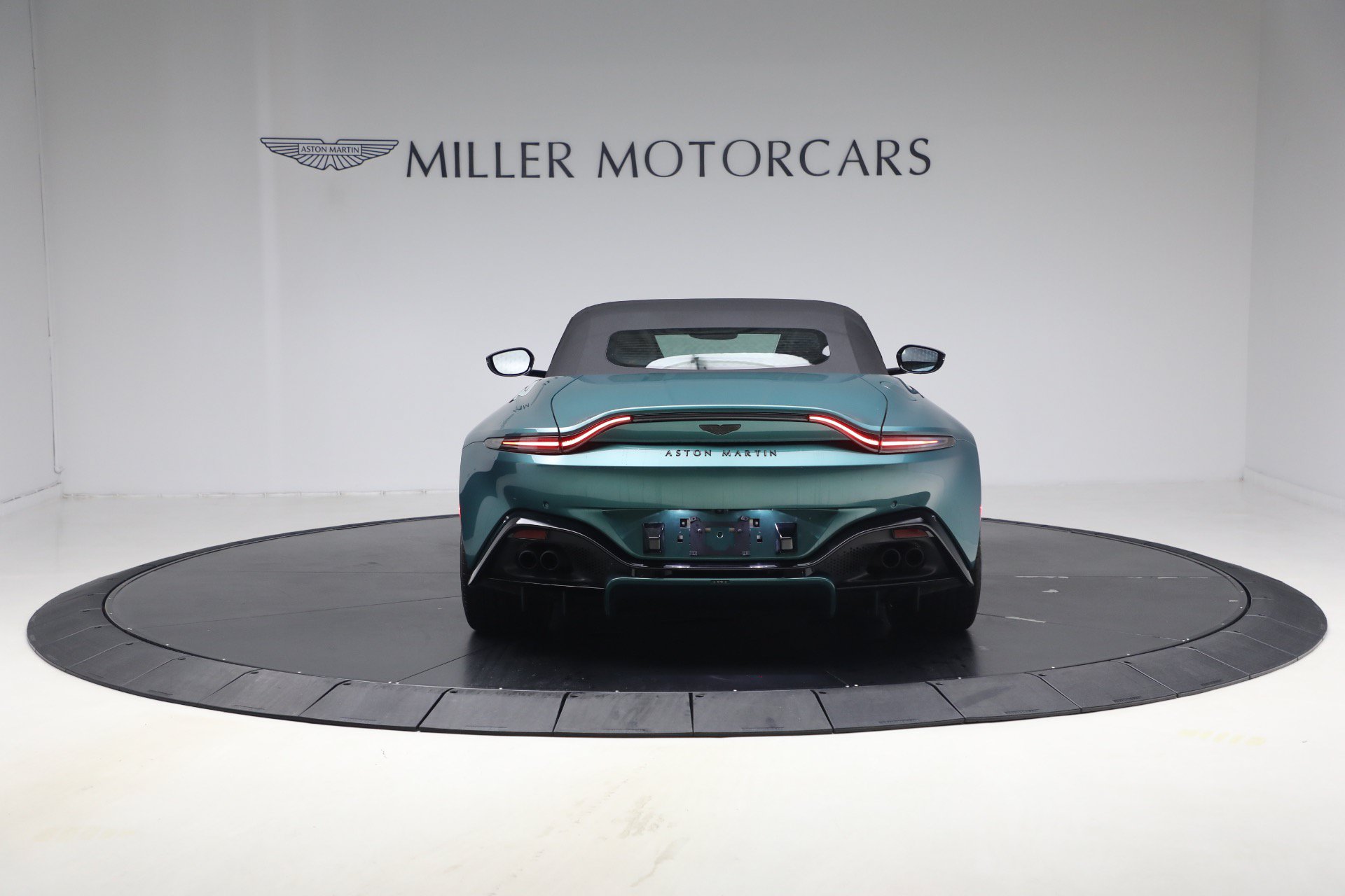 Used 2023 Aston Martin V8 Vantage Roadster RWD image 20