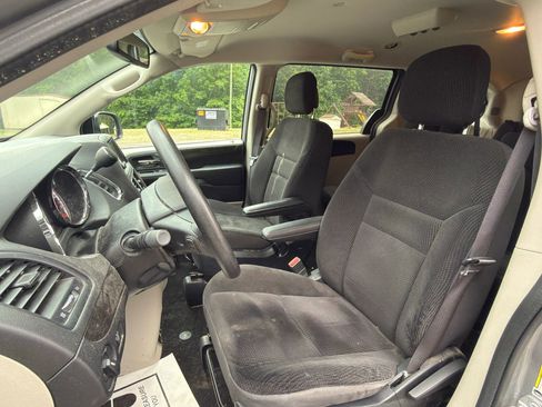 Used 2019 Dodge Grand Caravan SE FWD image 2
