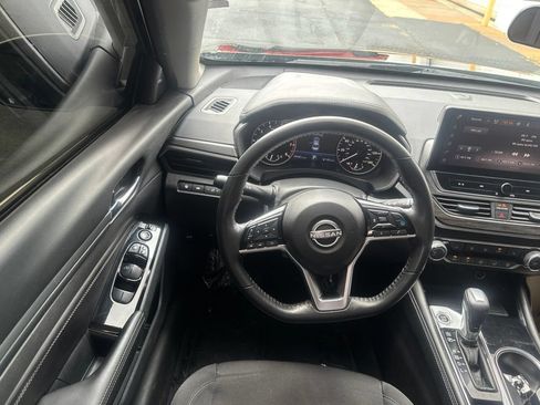 Used 2023 Nissan Altima 2.5 SV w/ SV Premium Package FWD image 3