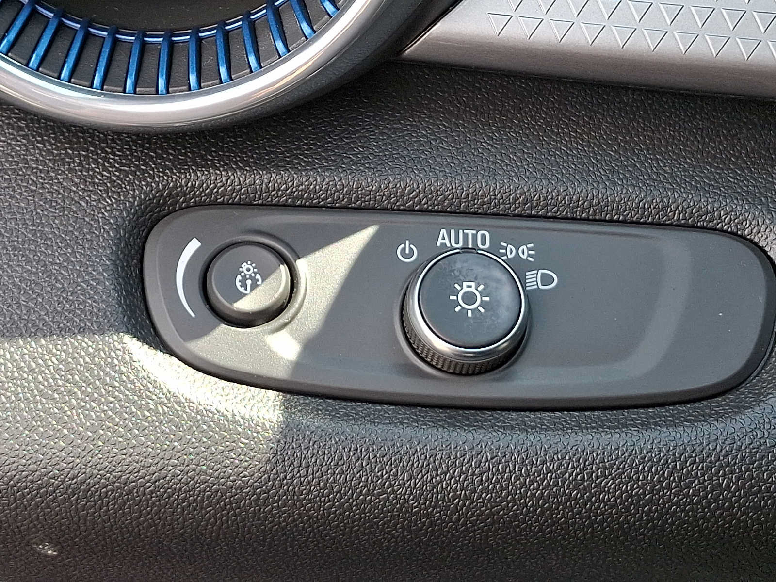 Used 2025 Chevrolet Trax LT FWD image 25