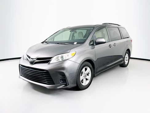 Used 2018 Toyota Sienna LE FWD image 3