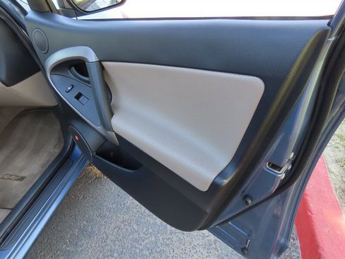 Used 2006 Toyota RAV4 Limited image 32