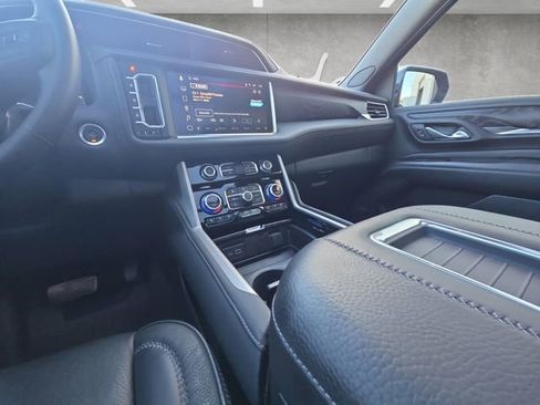 Used 2024 GMC Yukon XL Denali image 3