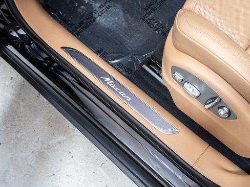 Used 2025 Porsche Macan image 25